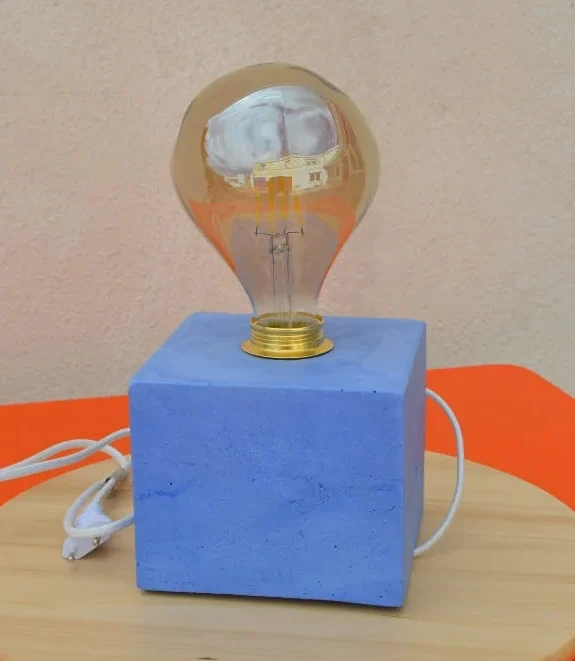 Lampe béton bleu coulé