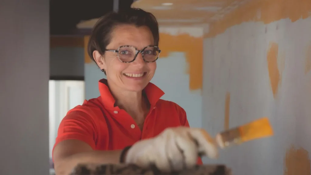 Sophie HOGUET en train de peindre un sous-plafond ondulé
