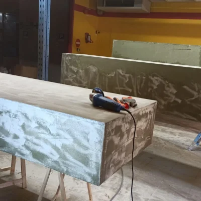 Travail artisanal de ponçage du béton ciré