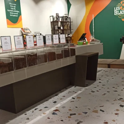 Comptoir en béton ciré pour boutique de café Les 3 Blasons