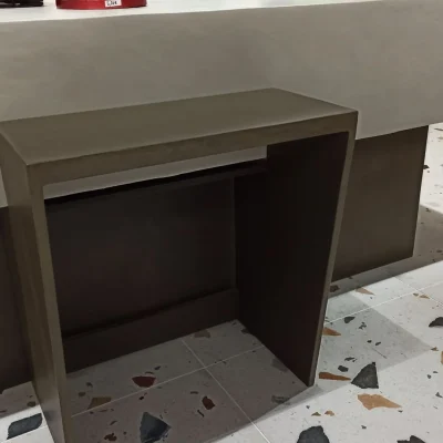 Comptoir béton ciré avec espace accessible PMR