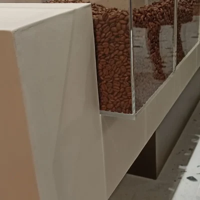 acs transparents de café sur comptoir béton ciré