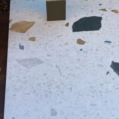 Échantillons de béton ciré sur sol terrazzo