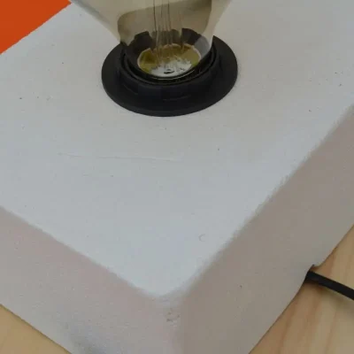 Vue de l'angle de la lampe en béton blanc