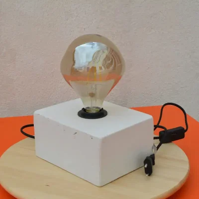 Lampe à poser en béton coulé blanc au design épuré