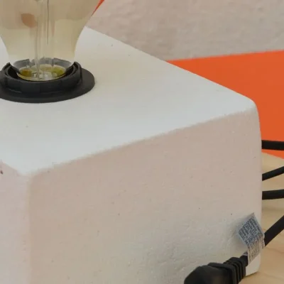 Profil de la lampe artisanale en béton blanc