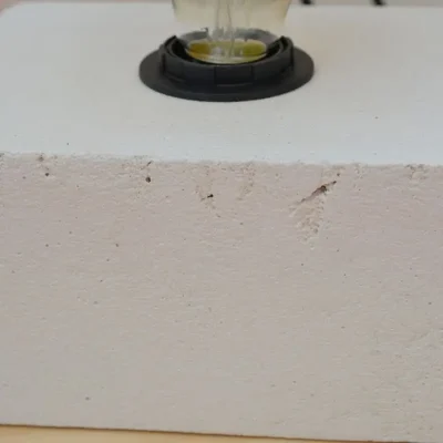 Zoom sur les imperfections et les brèches du béton blanc