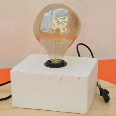Vue de profil de la lampe artisanale en béton blanc