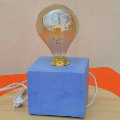 Lampe à poser en béton coulé bleu, design artisanal