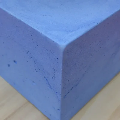 Gros plan sur l'angle de la lampe en béton bleu