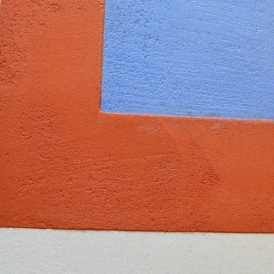 Texture du béton ciré avec motifs bleu, orange et ardoise