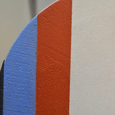 Détail de l'angle arrondi du plateau en béton ciré