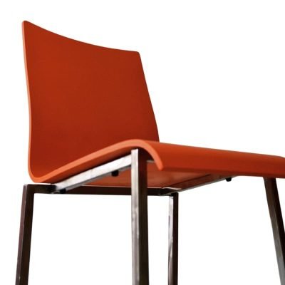 Restauration d'une chaise vintage avec coque orange seventies et pieds en acier brossé