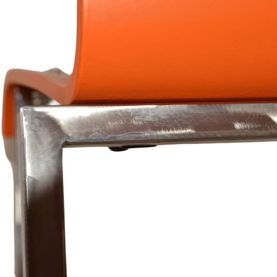 Gros plan sur la qualité de la jonction entre la coque orange et le piétement acier