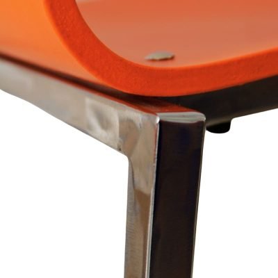 Détail de la soudure et polissage de l'angle du pied en acier brossé
