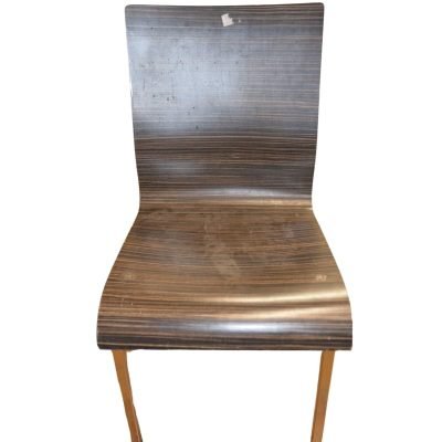 Chaise coque en bois multiplis vintage avec accrocs avant travaux de restauration