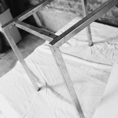 Structure de chaise en acier rouillé en cours de préparation dans l'atelier