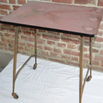 Table TV vintage en formica avec pieds acier rouillés avant travaux