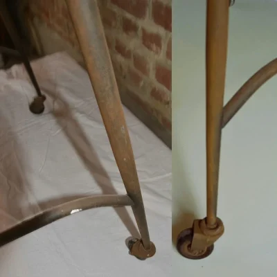 Détail du travail de nettoyage sur les pieds en acier rouillés d'une table vintage