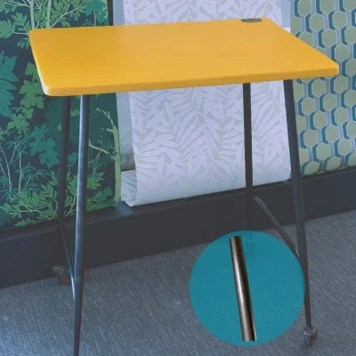 Table TV vintage sur roulettes avec structure acier restaurée et pieds compas