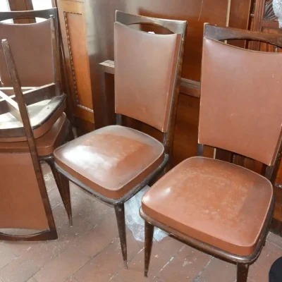 Lot de chaises vintage en bois verni avant rénovation complète